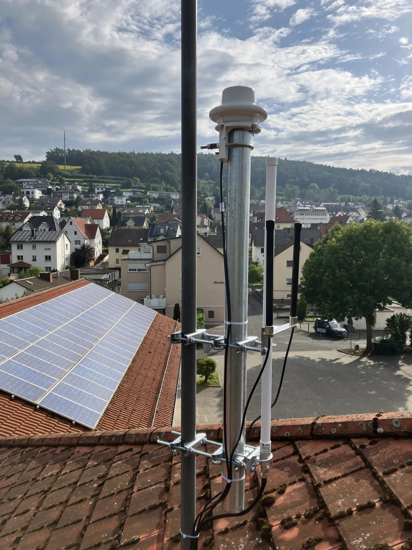 Bild: Der Sensor ist auf einem Fach in Bad Salzschlirf angebracht und misst den dortigen Niederschlag. Foto: Landkreis Fulda