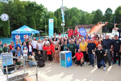 Abschlussfoto mit Zuschauern und dem Team von Radio Brocken.  (Bild vergr&ouml;&szlig;ern)