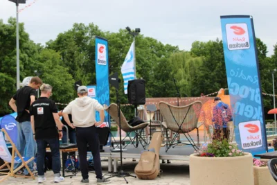 Die Crew von Radio Brocken baute binnen kurzer Zeit alles f&uuml;r die Sommertour auf.  (Bild vergr&ouml;&szlig;ern)