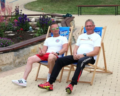 Bevor die mehr als vierhundert G&auml;ste kamen, nutzten Steffen J&auml;ger und Olaf Tobisch noch einen kurzen Moment zum Verschnaufen.  (Bild vergr&ouml;&szlig;ern)