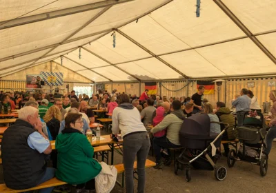 Festzelt-Stimmung am Sonntag mit Sommerhitk&ouml;nig Andreas Hastreiter.  (Bild vergr&ouml;&szlig;ern)