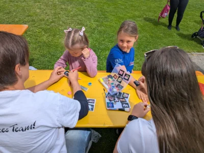 &hellip; oder lie&szlig;en sich mit Glitzer-Tattoos verzieren.  (Bild vergr&ouml;&szlig;ern)