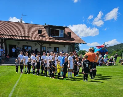 Am Samstag trug der SV Prackenbach im Rahmen des 15-j&auml;hrigen Damenmannschaftsjubil&auml;ums ein Landesliga-Spiel aus: Die Spielerinnen des 1. FC Schwarzenfeld und des FC Ruderting 2 spielten um den Ligaverbleib und wurden beim Einlauf von Kindern des SV Prackenbach begleitet.  (Bild vergr&ouml;&szlig;ern)