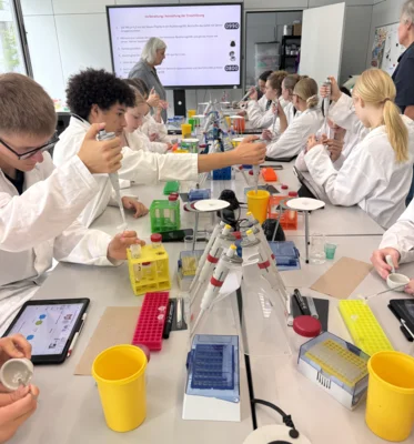 Foto des Albums: Der Biologie Grundkurs der Einführungsphase experimentiert im Schülerlabor Just Science (17.6.2026)