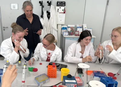 Foto des Albums: Der Biologie Grundkurs der Einführungsphase experimentiert im Schülerlabor Just Science (17.6.2026)