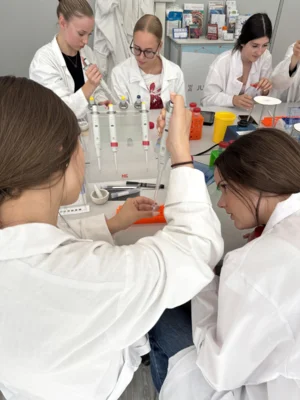Foto des Albums: Der Biologie Grundkurs der Einführungsphase experimentiert im Schülerlabor Just Science (17.6.2026)