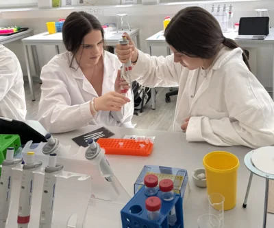 Foto des Albums: Der Biologie Grundkurs der Einführungsphase experimentiert im Schülerlabor Just Science (17.6.2026)