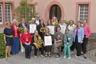 Preistr&auml;gerinnen im Innenhof des Erbacher Hofs, 2. Preis der Marianne Dirks Stiftung an kfd Geeste, 05.06.2026  (Bild vergr&ouml;&szlig;ern)