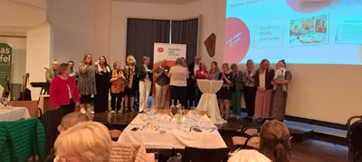 Preistr&auml;gerinnen auf der B&uuml;hne, 2. Preis der Marianne Dirks Stiftung an kfd Geeste, 05.06.2026  (Bild vergr&ouml;&szlig;ern)