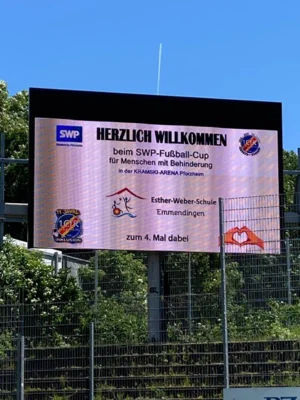 Begr&uuml;&szlig;ung der EWS auf Videoleinwand mit Danksagung f&uuml;r die 4. Teilnahme  (Bild vergr&ouml;&szlig;ern)