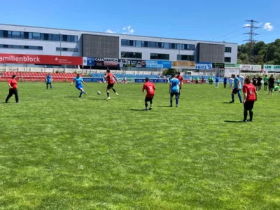 Spielszene auf dem Rasenplatz  (Bild vergr&ouml;&szlig;ern)