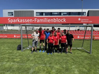 Teamfoto vor Fu&szlig;baltor  (Bild vergr&ouml;&szlig;ern)