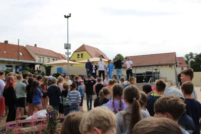 B&uuml;rgermeister Andreas Nette begr&uuml;&szlig;te alle Kinder herzlich zum Stadtkinderfest.  (Bild vergr&ouml;&szlig;ern)