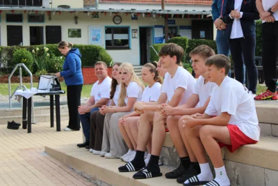Ohne sie k&ouml;nnte das Stadtkinderfest gar nicht stattfinden. Die Freiwilligen der DRK-Wasserwacht, die das Gewusel der vielen Kinder im Auge behalten.  (Bild vergr&ouml;&szlig;ern)