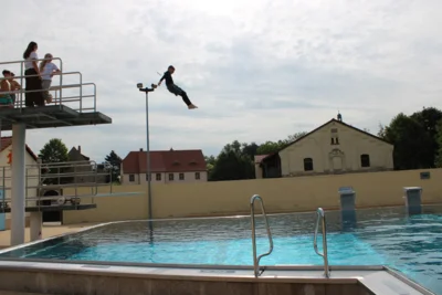 Nicht nur Schwimmen ist sehr beliebt, auch der Sprungturm wurde rege genutzt.  (Bild vergr&ouml;&szlig;ern)