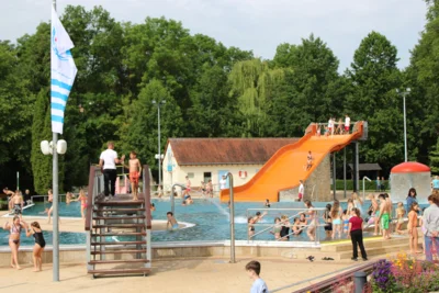 Am Eingang zum Becken staute es sich, da das k&uuml;hle Wasser doch den ein oder anderen abschreckte.  (Bild vergr&ouml;&szlig;ern)