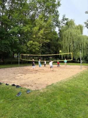 ...oder sich im Beach Volleyball &uuml;ben.  (Bild vergr&ouml;&szlig;ern)