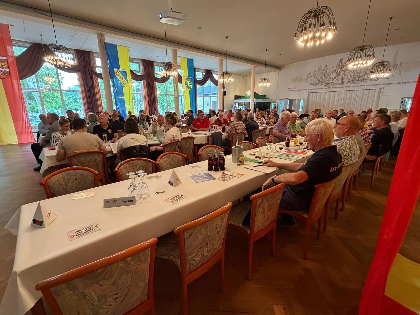 Bild: Die Delegierten treffen ein