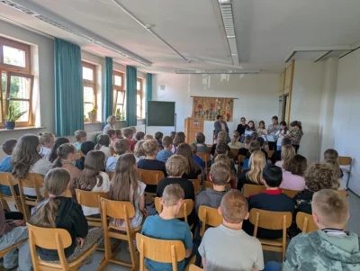 Auftaktveranstaltung des Projektes &bdquo;Landfrauen machen Schule&ldquo; in Prackenbach: Die Sch&uuml;ler begr&uuml;&szlig;ten die Ehreng&auml;ste, Ern&auml;hrungs- und Hauswirtschaftsfachfrau Christiane Wittmann und B&uuml;rgermeister Andreas Eckl, mit Liedern.  (Bild vergr&ouml;&szlig;ern)
