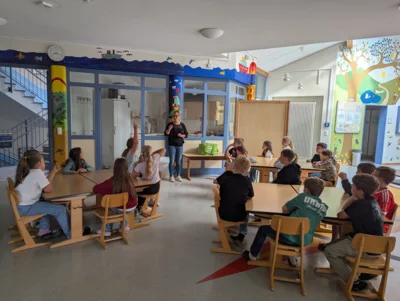 In Kleingruppen lernten die Kinder anschlie&szlig;end theoretisch und praktisch Wissenswertes zum Thema gesunde Ern&auml;hrung.  (Bild vergr&ouml;&szlig;ern)