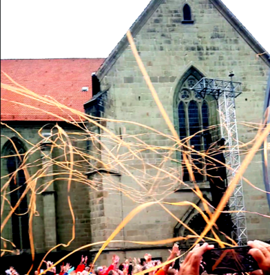 9 Luftschlangen 1  (Bild vergr&ouml;&szlig;ern)