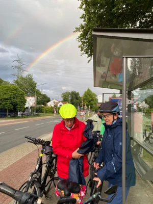 Unter dem Regenbogen (ein zweiter Regenbogen schaut scheu durch die Wolken)  (Bild vergr&ouml;&szlig;ern)