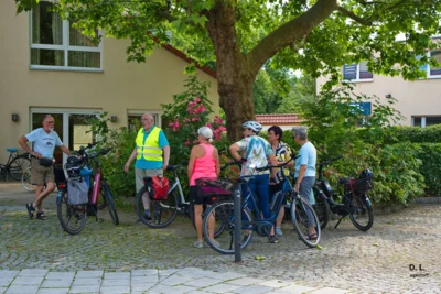 Vor dem ASB   Sammeln im Schatten  (Bild vergr&ouml;&szlig;ern)