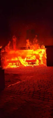 Foto des Albums: 14.04.2021 Feuer 2 - Zum Kieferngrund Velpke - Brennt Gebäude