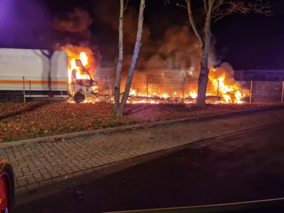 Foto des Albums: 19.11.2020 Feuer 1- Vorsfelder Str.Velpke - Brennt PKW bei Tankstelle