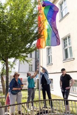 Foto des Albums: Fahnenhissung zum Christopher Street Day