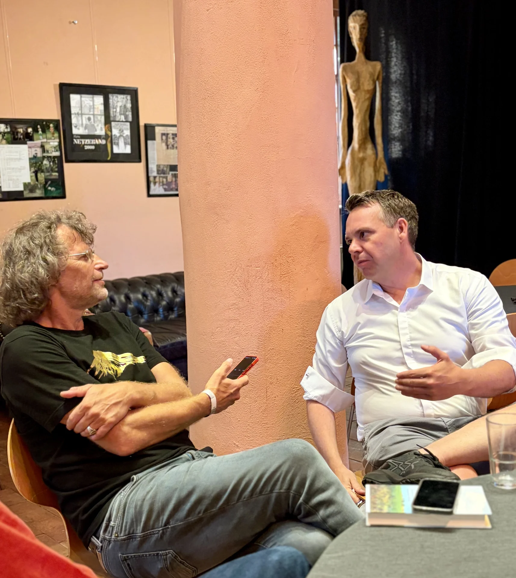 Bild: Thomas Kresse im Gespräch mit taz-Redakteur Tom Mustroph