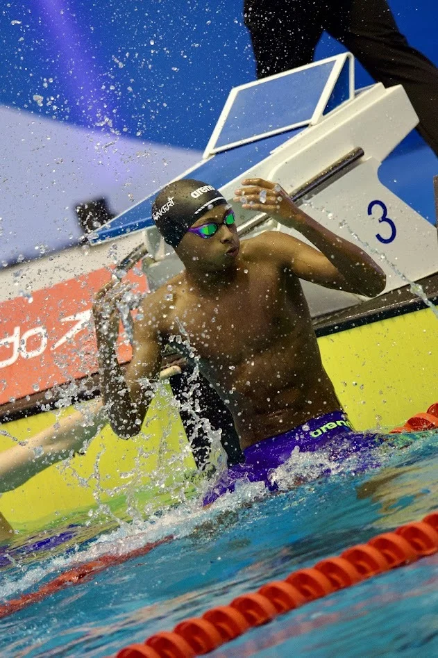 Bild: Jeremy Mutwii Rieck (SG Frankfurt) nach seiner Goldmedaille über 50m Schmetterling
