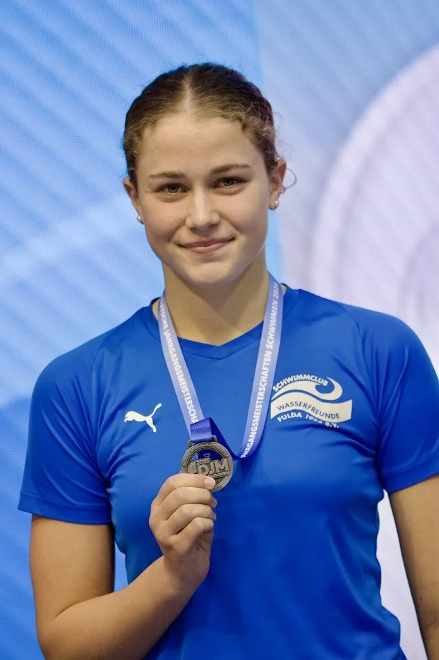 Bild: Lilli Kramm (Wasserfreunde Fulda) mit Silber über 200m Rücken