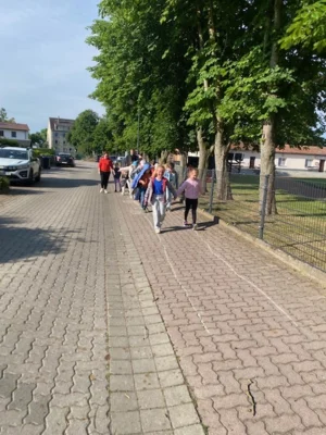 Foto des Albums: Dorfrundgang Klasse 1b- Dank an Frau Lugenheim