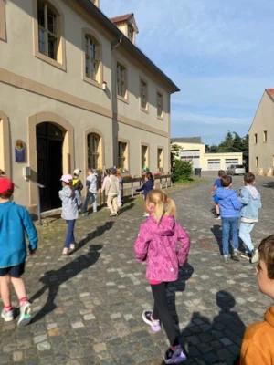 Foto des Albums: Dorfrundgang Klasse 1b- Dank an Frau Lugenheim