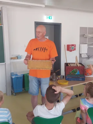 Foto des Albums: Besuch vom Imker Kl. 2 🐝