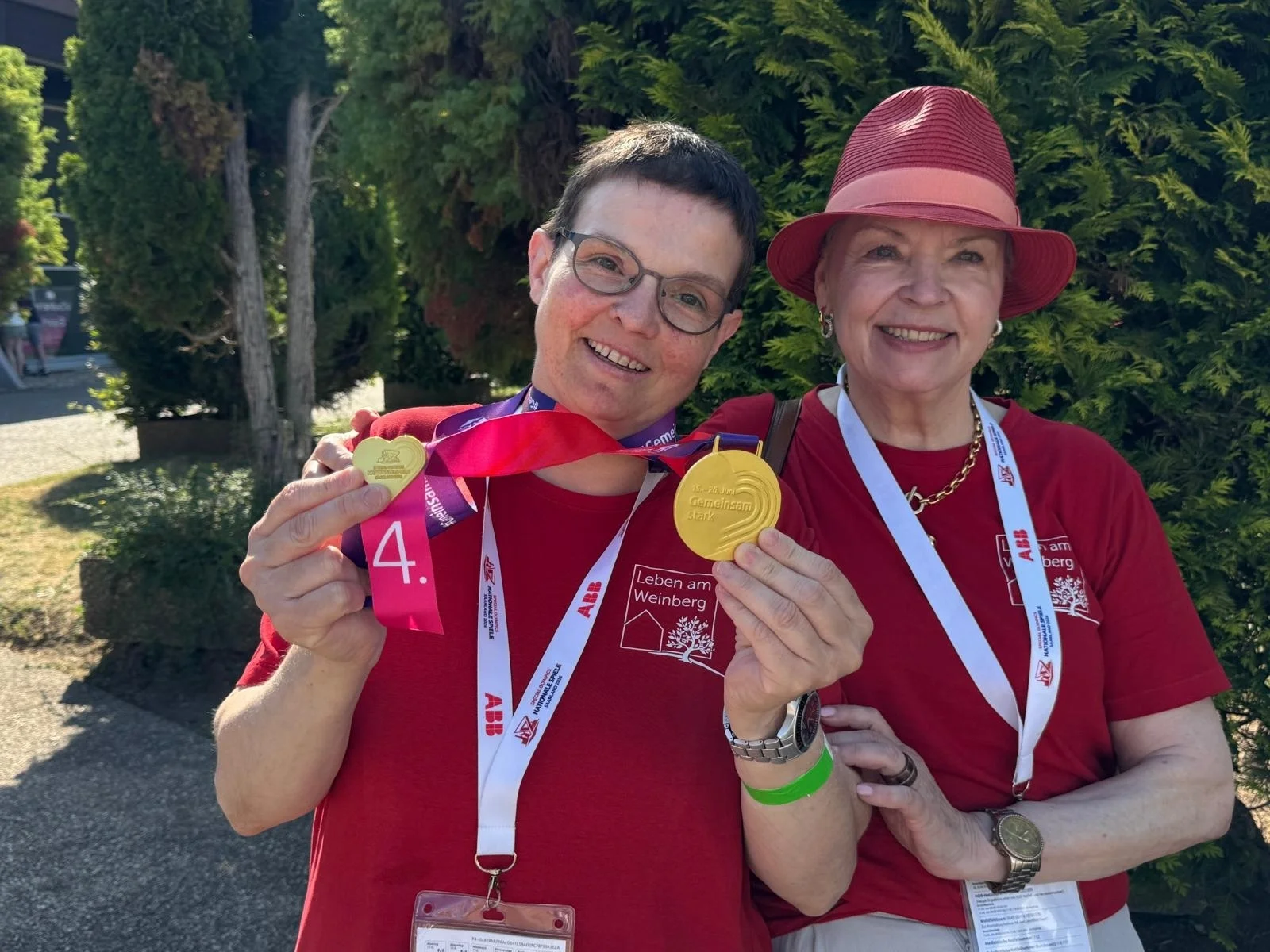 Bild: Melanie und Marion Urbahn nach der Siegerehrung