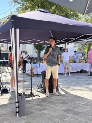 Stadtb&uuml;rgermeister Volker Bernd begr&uuml;sst die Besucher des Marktfr&uuml;hst&uuml;cks.  (Bild vergr&ouml;&szlig;ern)