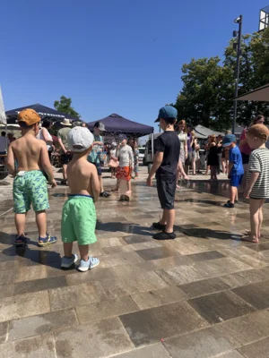 Die Kinder haben Spa&szlig; an den Wasserspielen.  (Bild vergr&ouml;&szlig;ern)