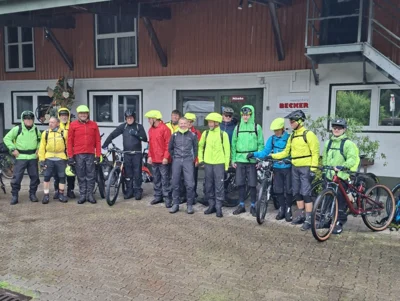 2026-06--MTB-Tour-Am Tag1-Ziemlich nass vorm Start-kl002  (Bild vergr&ouml;&szlig;ern)