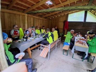 2026-06--MTB-Tour-Tag1-Allen schmeckt es hervorragend-kl004  (Bild vergr&ouml;&szlig;ern)