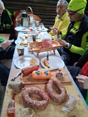 2026-06--MTB-Tour-Tag1-Vespertisch bei Holzerode-kl006  (Bild vergr&ouml;&szlig;ern)