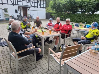 2026-06--MTB-Tour-Tag1-Z&uuml;nftiges Feierabendbier im Freien-kl007  (Bild vergr&ouml;&szlig;ern)
