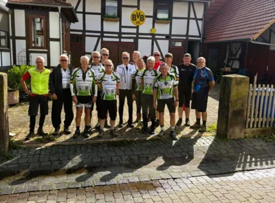 2026-06--MTB-Tour-Tag2-Gruppenbild Nr  2-kl013  (Bild vergr&ouml;&szlig;ern)