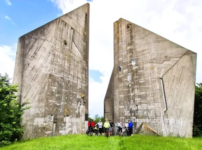2026-06--MTB-Tour-Tag2-Vorm Heimkehrerdenkmal-kl021  (Bild vergr&ouml;&szlig;ern)