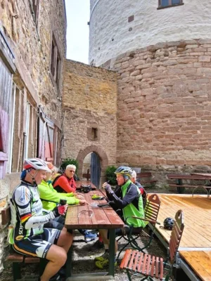 2026-06--MTB-Tour-Tag3-Burg Plesse, Ankunft-kl029  (Bild vergr&ouml;&szlig;ern)