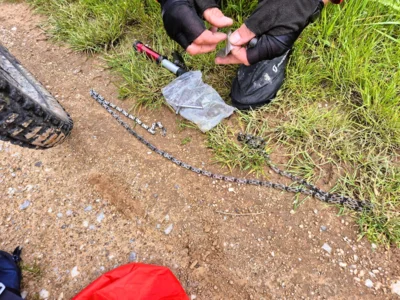 2026-06--MTB-Tour-Tag3-Ein Kettenriss h&auml;lt uns nicht auf-kl034  (Bild vergr&ouml;&szlig;ern)