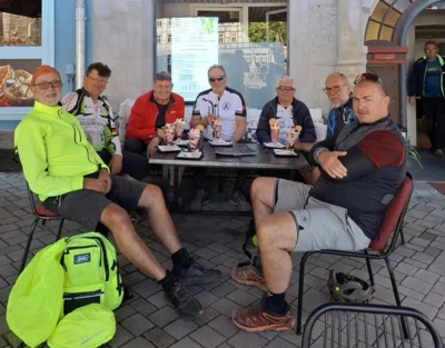 2026-06--MTB-Tour-Tag3-Es gibt lecker Eis-kl035  (Bild vergr&ouml;&szlig;ern)