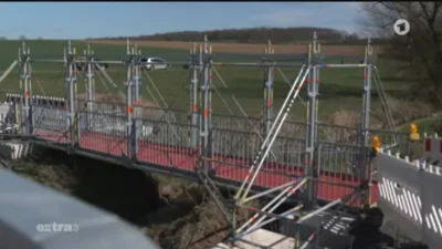 2026-06--MTB-Tour-Tag3-Fernsehstar Radfahrbr&uuml;cke-Screenshot von NDR-Extra3-kl036  (Bild vergr&ouml;&szlig;ern)