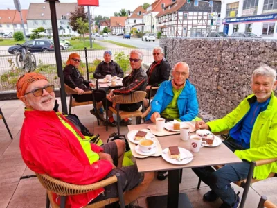 2026-06--MTB-Tour-Tag3-Zum Schluss Kaffee und Kuchen in Katlenburg-kl001  (Bild vergr&ouml;&szlig;ern)